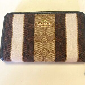 Coach Signature Zipper Wallet
